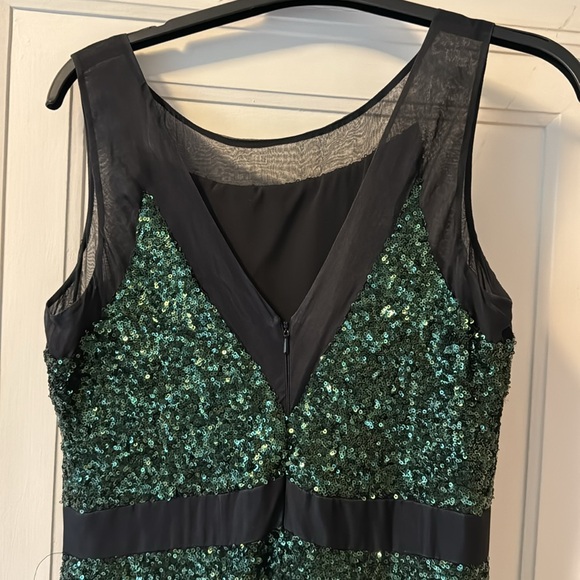 Long green sequin dress V detail in the back. Great dress for formal occasion - Picture 3 of 4